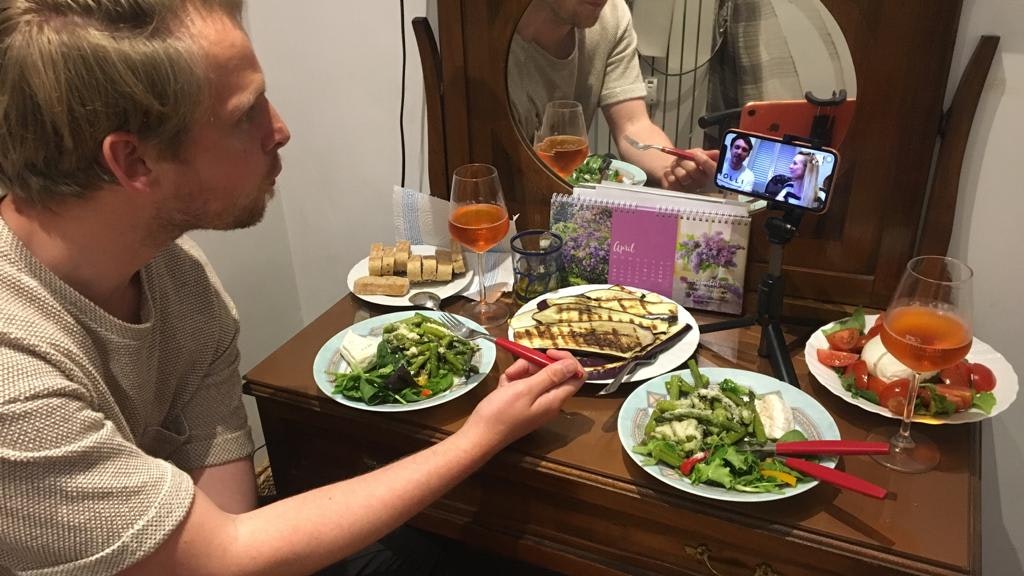 Während des Lockdowns trafen sich die beiden Berliner auch mit Freunden zum Abendessen – im Videochat.