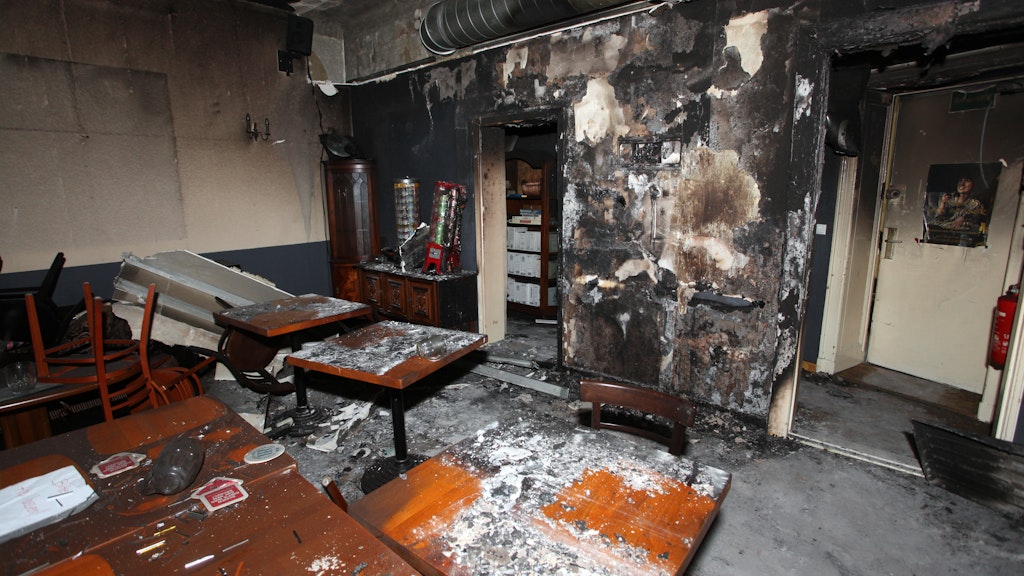 Unbekannte waren am frühen Morgen des 14. August in die Kiezkneipe eingebrochen. Sie verwüsteten das Lokal und steckten anschließend Möbel in Brand. Die Polizei geht von einer rechtsextremistisch motivierten Tat aus.