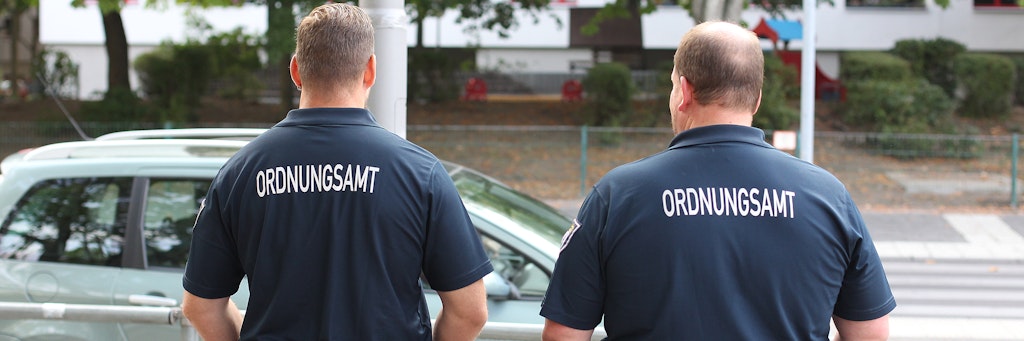 Hier kontrolliert das Ordnungsamt! Die Mitarbeiter nehmen Verkehrsrowdys und Elterntaxis ins Visier. 