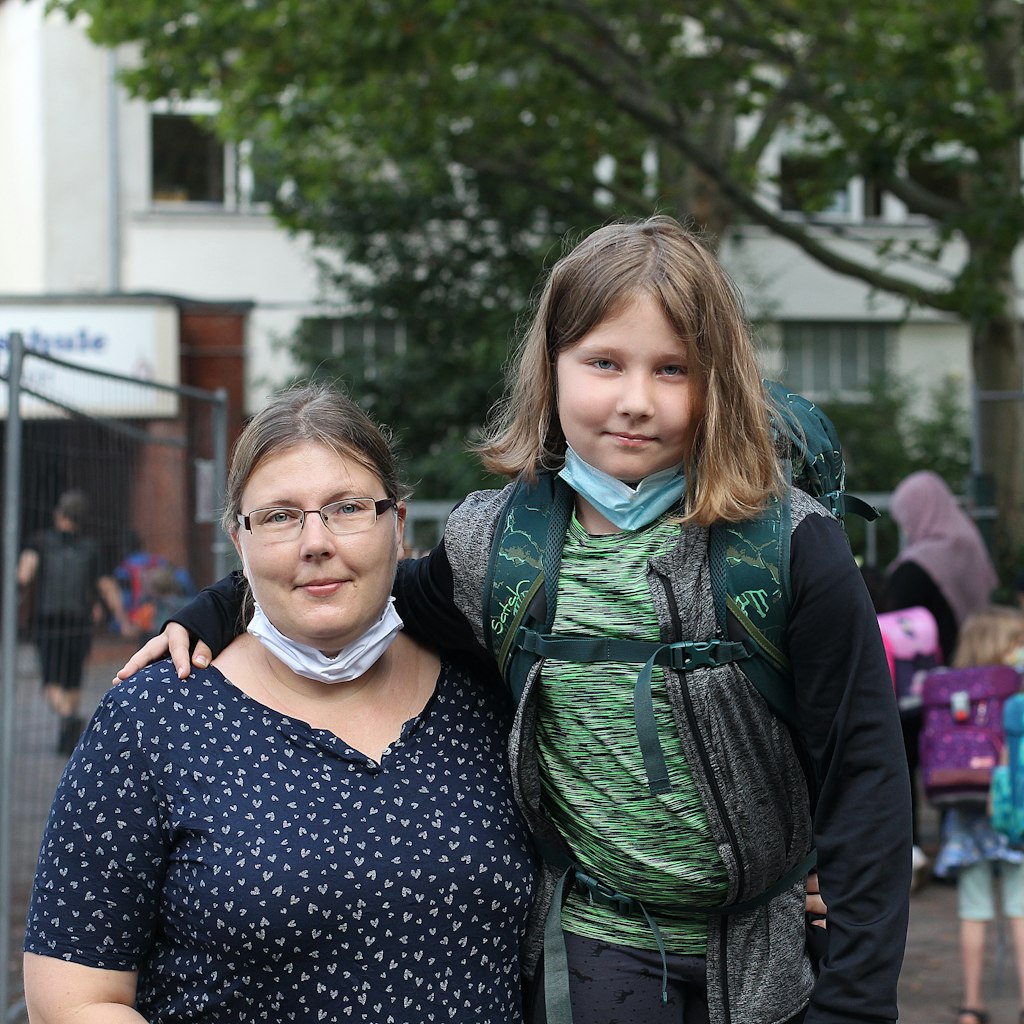 Anke Weiland (39) findet den Verkehr vor der Schule gefährlich und begleitet deshalb Tochter Tammi (8).