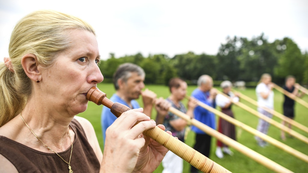 Die Alphorn-Bläser bei der Probe, vorn: Gesa Schumann.