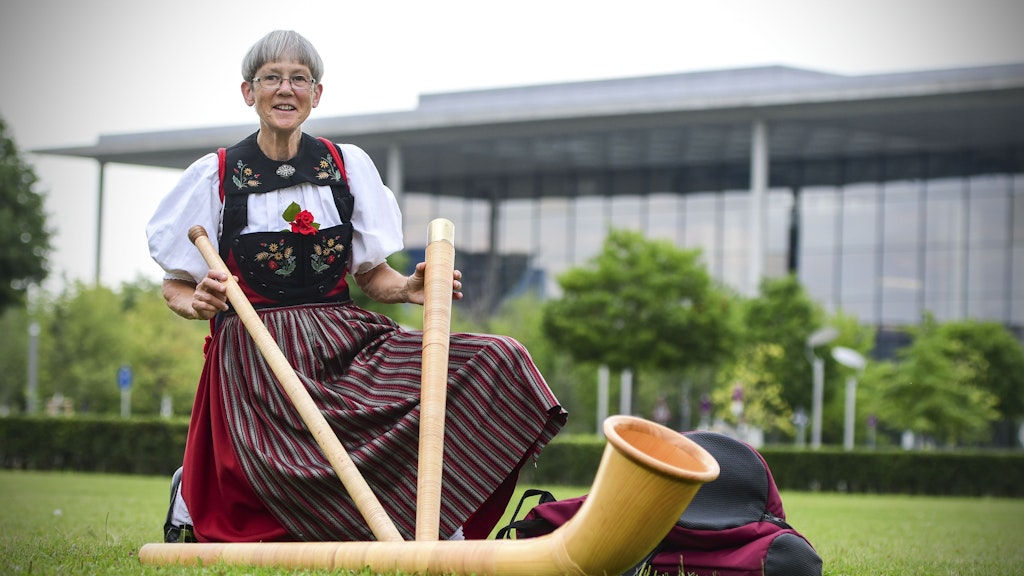 Elisabeth Meier-Brügger schraubt ihr Alphorn zusammen.