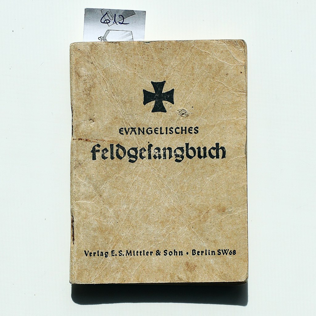 Auch das gehört zur Sammlung: ein evangelisches Feldgesangbuch aus Kriegszeiten.