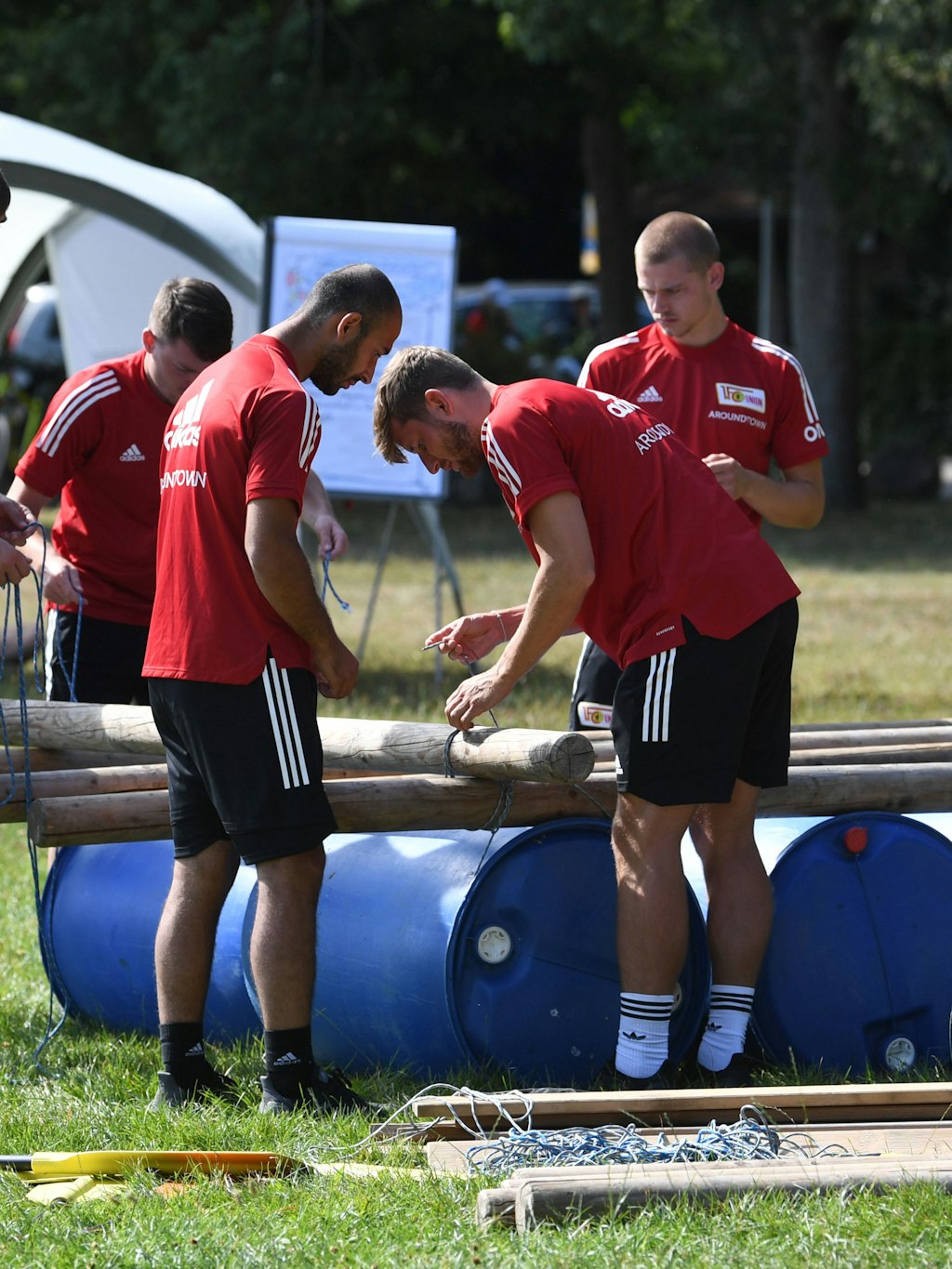 Alles nicht so einfach! Florian Flecker, Akaki Gogia, Christopher Lenz und Julian Ryerson versuchen sich als Floßbauer.