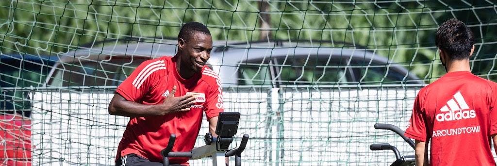 Anthony Ujah (l.) strampelt fleißig auf dem Fahrradergometer. 