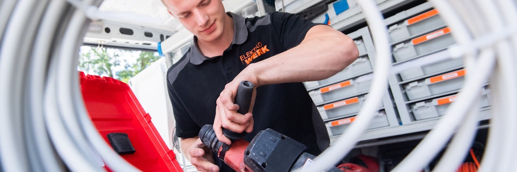 Felix hat es geschafft, lernt den Beruf des Elektroinstallateurs.