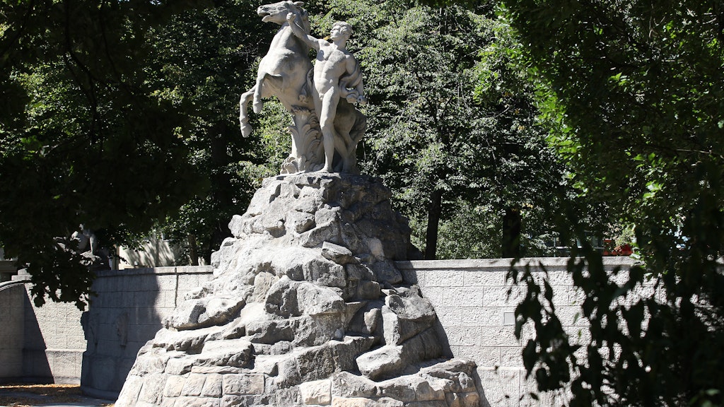 Der Siegfried-Brunnen auf dem Rüdesheimer Platz: Ein trockenes Gebirge.