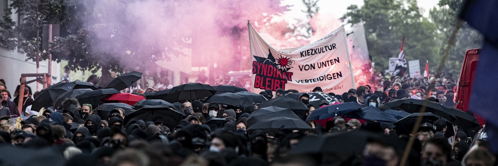 Rauchpatronen werden während einer Demonstration gegen die geplante Räumung der Szene-Kneipe Syndikat gezündet. Laut den Betreibern des Syndikats im Neuköllner Schillerkiez gibt es einen Räumungstermin am 7. August. Foto: Fabian Sommer/dpa +++ dpa-Bildfunk +++