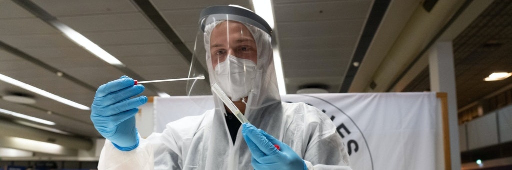 Corona-Testzentrum am Flughafen Hamburg. Forscher bezweifeln, dass die Tests wirklich Sicherheit bringen.