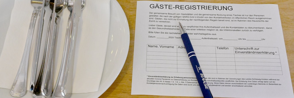 Ausgefüllte Zettel für die Gäste-Registrierung sind nicht nur Gesundheitsämter wichtig, auch die Polizei interessiert sich für die Kontaktdaten.