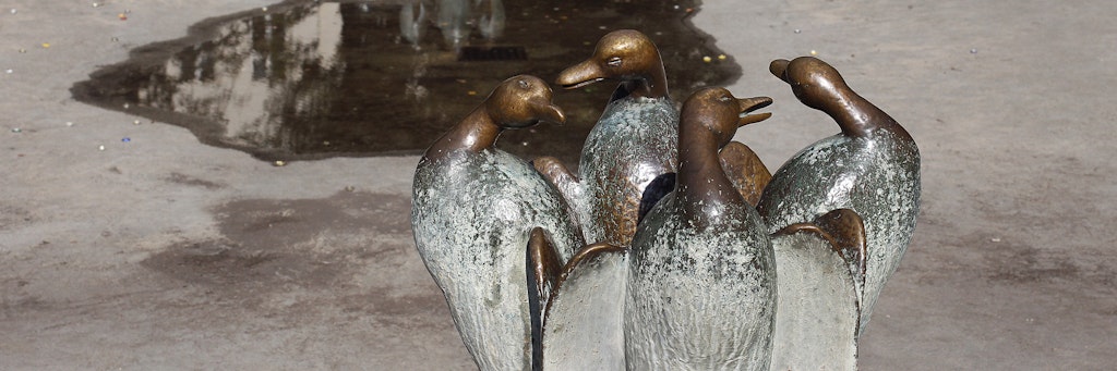 Die Bronze-Vögel in der Plansche Boxhagener Platz haben nur noch eine klägliche Pfütze vor den Füßen.