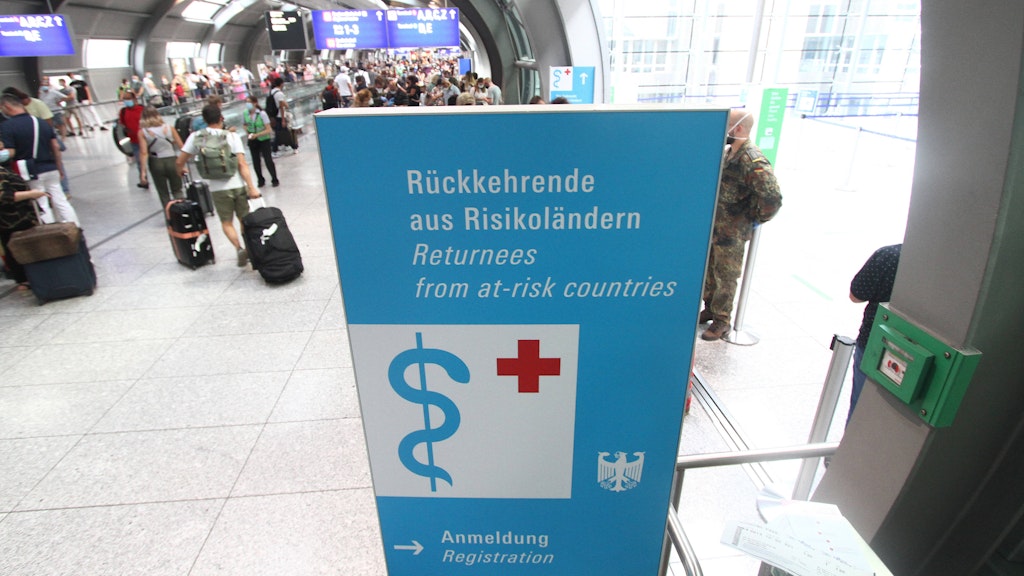 Reiserückkehrer können sich in Deutschlands Flughäfen, wie hier in Frankfurt am Main auf Sars-CoV-2 testen lassen.