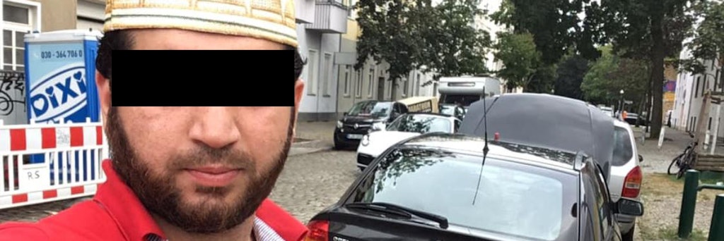 Sarmad A. (30) posiert wenige Stunden vor der Amokfahrt vor dem Opel Astra, mit dem er mehrere Fahrzeuge rammte.