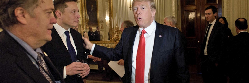 Steve Bannon (l.) mit Donald Trump und Elon Musk (Tesla) 2017 im Weißen Haus.