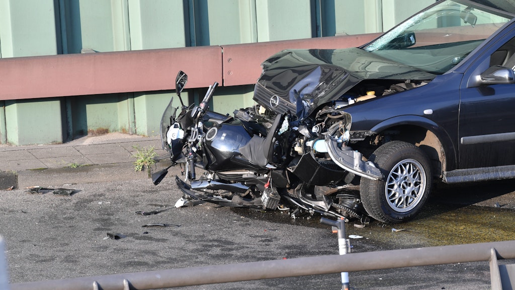 Wie Attentäter Anis Amri nutzte Sarmad A. ein Fahrzeug als Tatwaffe für einen Anschlag. Ein gerammtes Motorrad hing auch am nächsten Vormittag noch in der Front des Opel Astra.