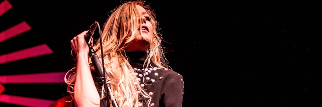 Blues-Pills-Sängerin Elin Larsson lässt auf der Bühne alles raus. Im Interview spricht sie eher ruhig, aber sie lacht auch gerne.