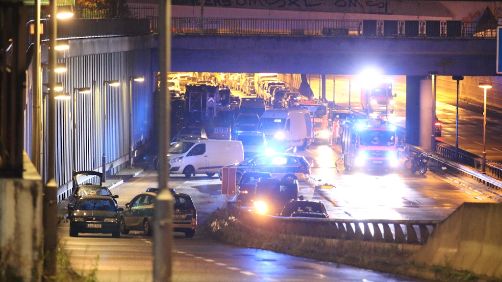 Die Stadtautobahn auf Höhe der Alboinstraße in Tempelhof. Polizisten haben die mehrspurige Straße gesperrt. Es bildeten sich lange Staus. Etwa 300 Menschen mussten ihre Autos verlassen und zu Fuß weitergehen.