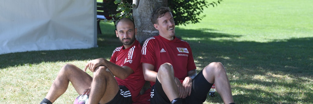 So lässt es sich aushalten! Akaki Gogia und Max Kruse (r.) suchen Schutz vor der brennenden Sonne im Schatten eines Baumes.