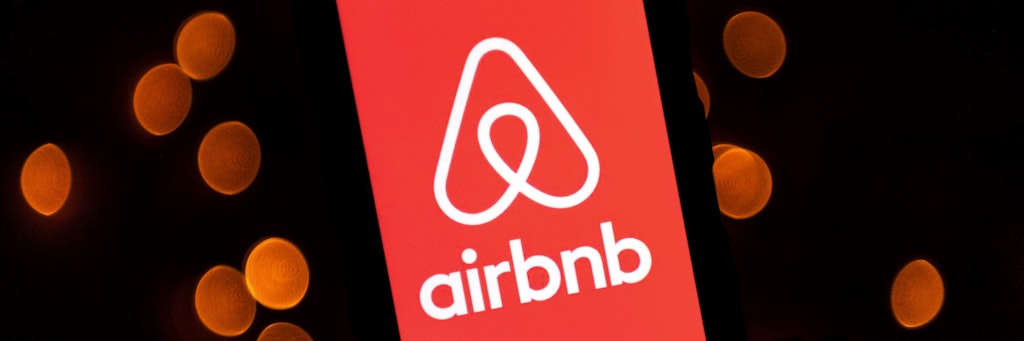 Das Logo Airbnbs auf einem Smartphone-Display.