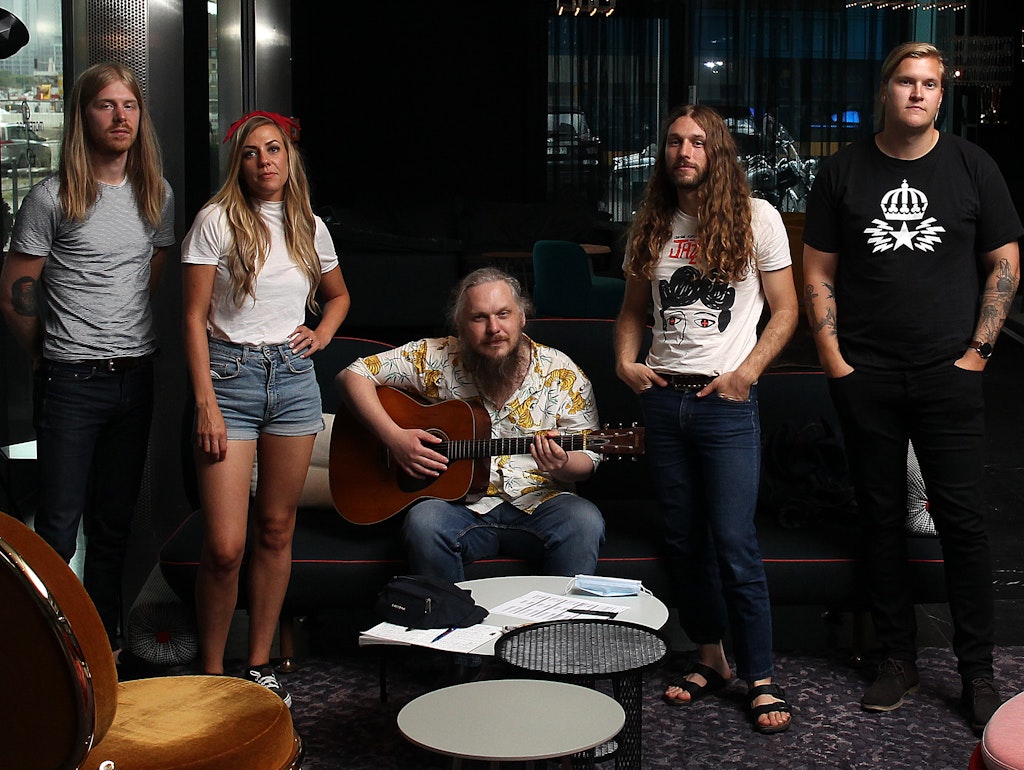 Für dieses Erinnerungsfoto durfte KURIER-Reporter Mike Wilms (Mitte) zwei Minuten lang so tun, als wäre er das fünfte Band-Mitglied der Blues Pills.