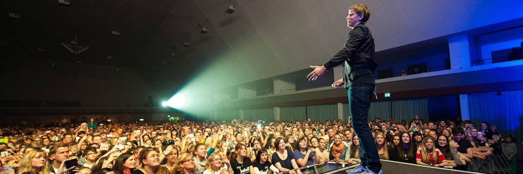 Tim Bendzko vor Coronazeiten in Erfurt. Großveranstaltungen wie diese sind derzeitig ausgeschlossen. Nun startet das Experiment, mit dem Mediziner das Ansteckungsrisiko in Hallen untersuchen wollen.