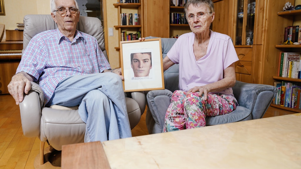 Johann und Maria Schmitz mit einem virtuell gealterten Bild ihres Enkels.