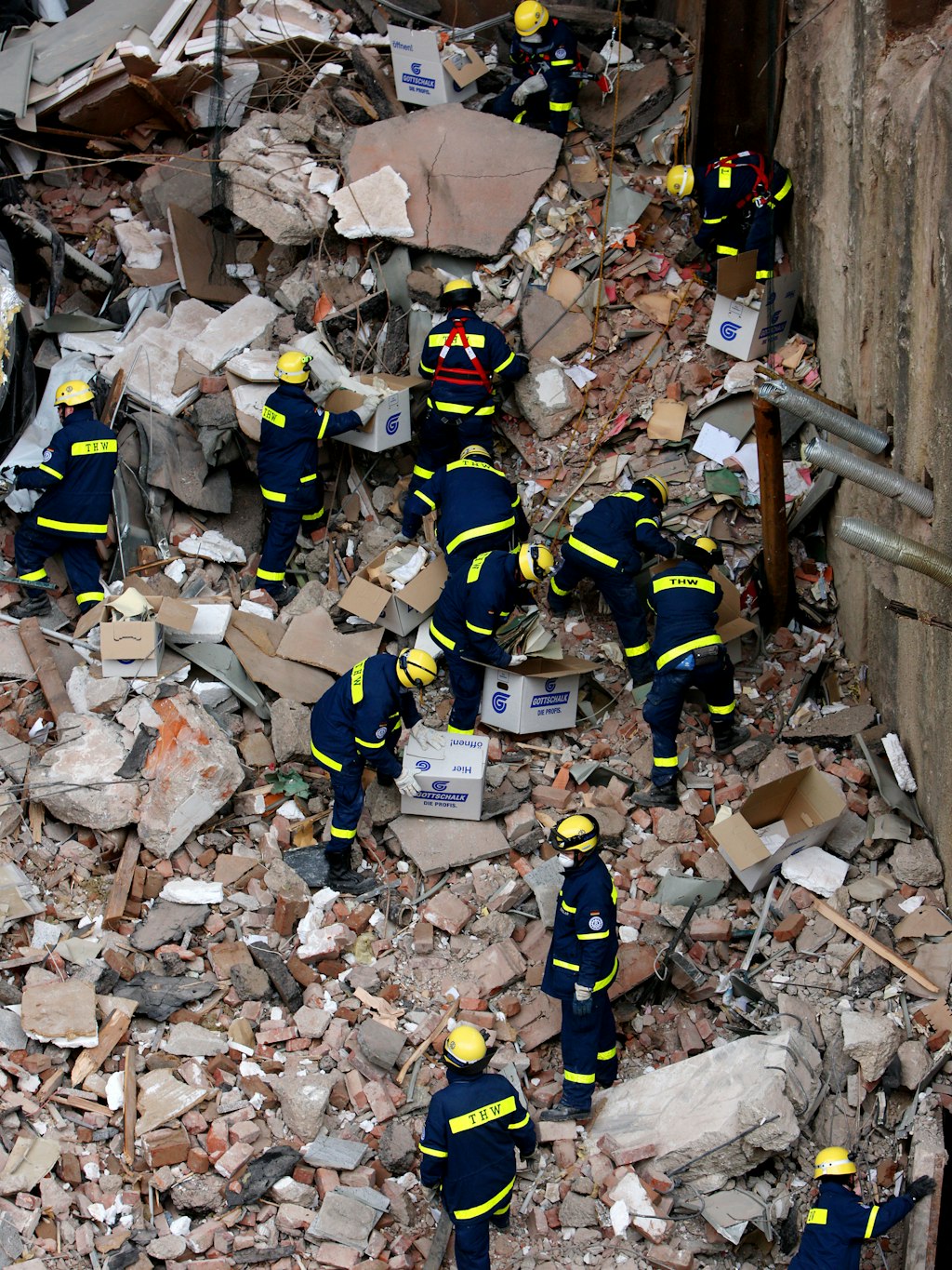 März 2009: Das Hilfswerk war auch beim Einsturz des Historischen Satdtarchives in Köln im Einsatz, Helfer suchten nach Archivgütern.