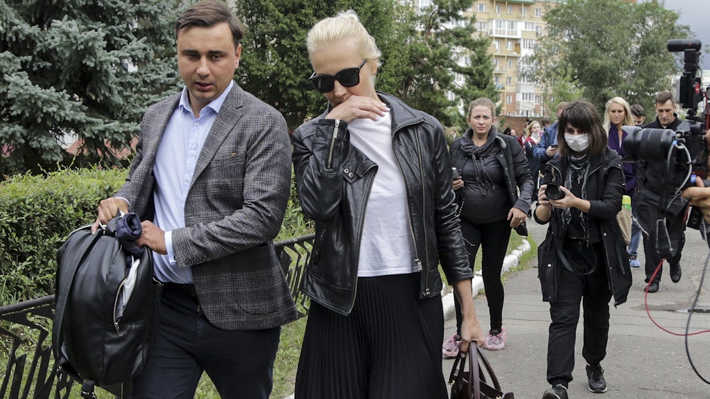 Julia Nawalny (2.v.l.), Ehefrau des Regierungskritikers Alexej Nawalny, kommen aus dem Krankenhaus, in dem Nawalny behandelt wird.