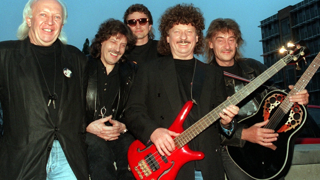Die Puhdys in den 90ern mit Peter Meyer, Dieter Hertrampf, Klaus Scharfschwerdt, Harry Jeske und Dieter Birr (v.li.): Es ist eines der wenigen Fotos, in denen der Bassist mal im Vordergrund stand, der sich sonst im Hintergrund hielt.