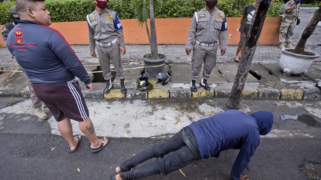 Liegestütze sind ein beliebtes Mittel der indonesischen Polizei.