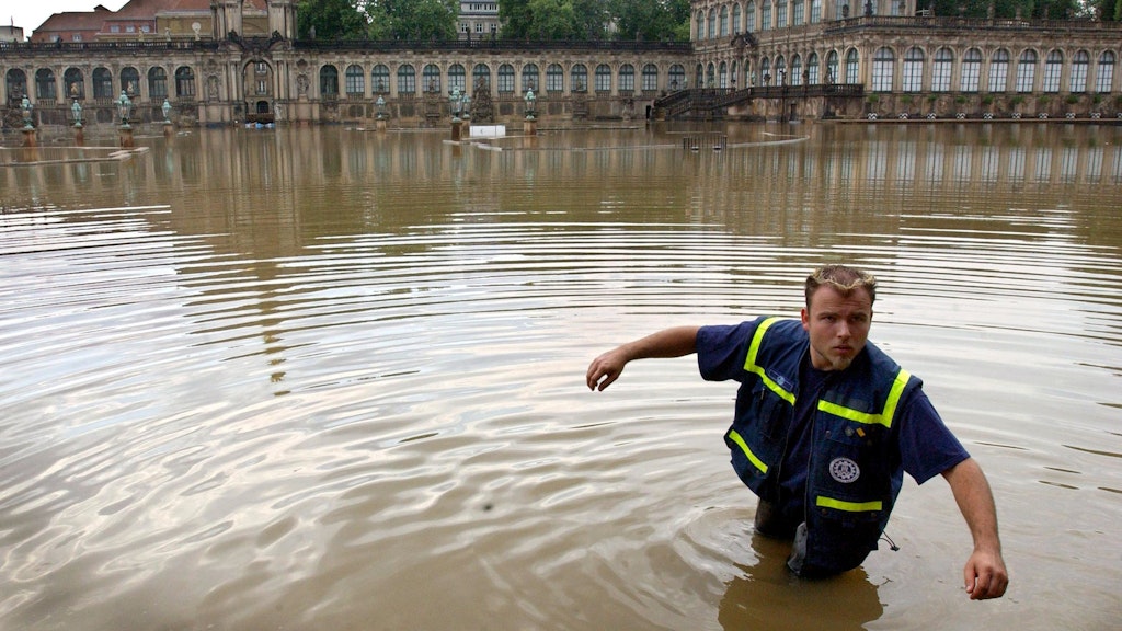Ein THW-Helfer beim Elbhochwasser 2002 im Innenhof des Dresdener Zwingers: Retter bauten Schutzwälle und pumpten Wasser ab, als die verheerende Flutwelle von Tschechien durch Dresden rollte.