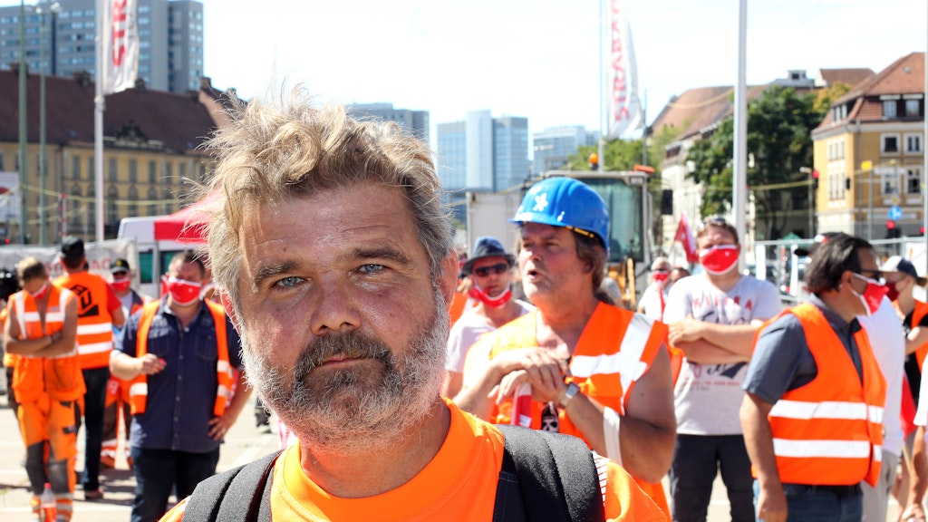 Der Vorarbeiter Uwe Riemer fordert, dass Anfahrtzeiten zu den Baustellen bezahlt werden.