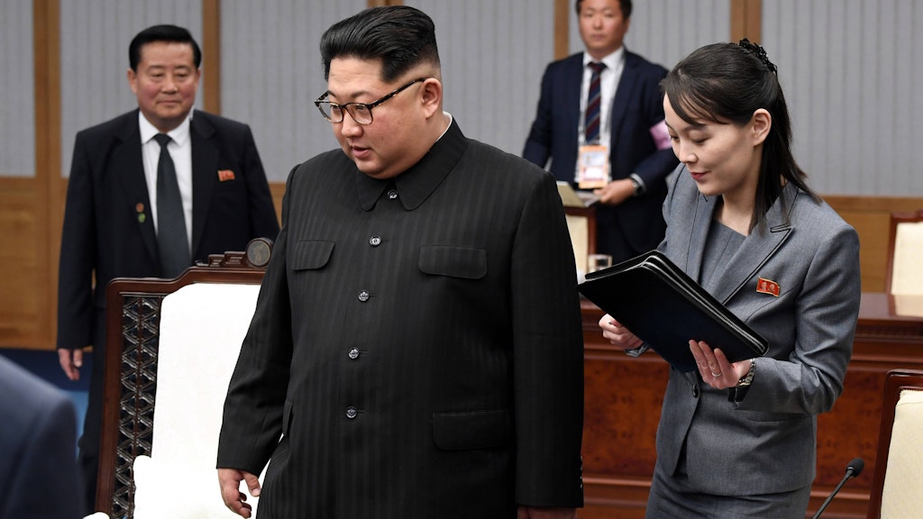 Bei offiziellen Parteitreffen ist Kims jüngere Schwester immer öfter an der Seite des Machthabers. 