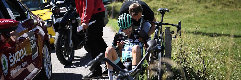 Vor sechs Tagen stürzte Emanuel Buchmann bei dem Critérium du Dauphiné in Frankreich. jetzt fährt er trotz Rückenschmerzen wieder.