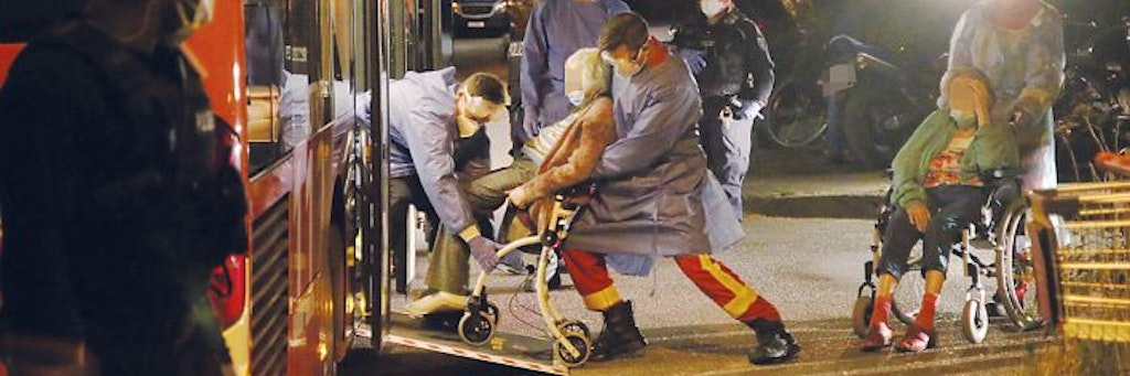 Die Nacht der Räumung: Senioren werden von Mitarbeitern der Feuerwehr und des Roten Kreuzes in Krankenhäuser gebracht.