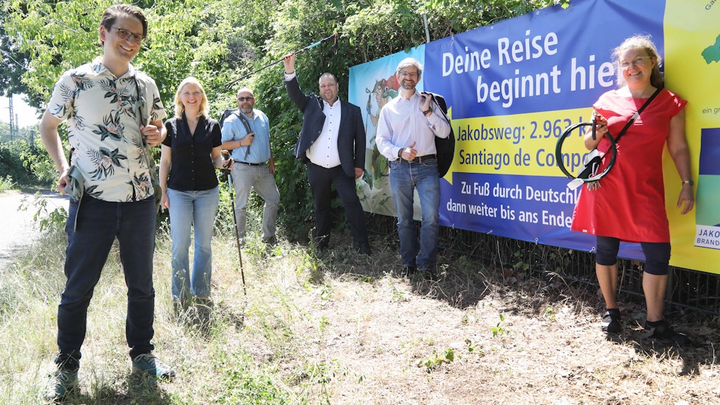 Erst im Juni wurde der erste offizielle Jakobsweg-Wegweiser an der Schöneberger Gartenarbeitsschule eingeweiht.
