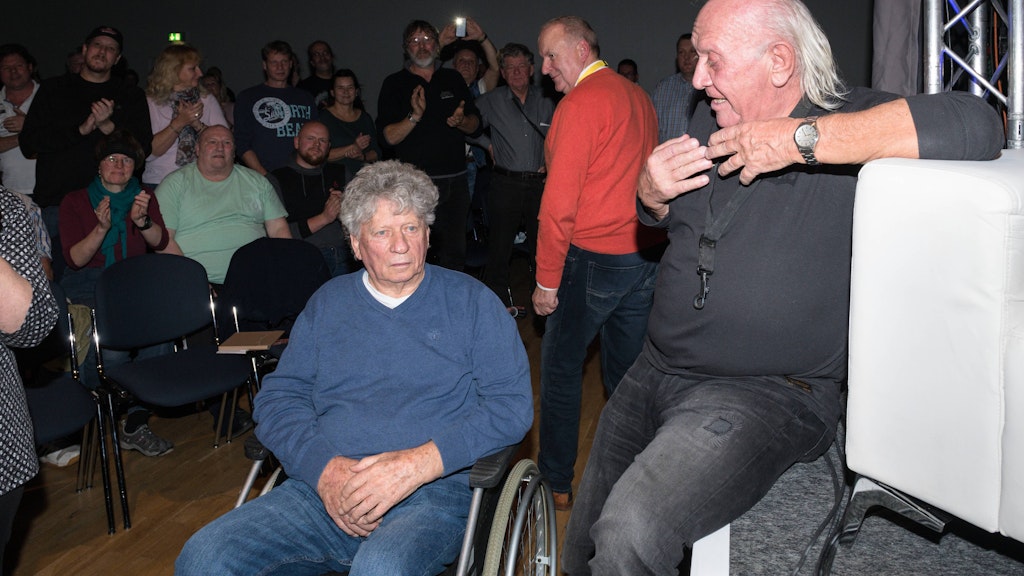 Sein letzter Auftritt im November 2019: Harry Jeske kommt zur 50. Geburtstagsfeier der Puhdys im Rollstuhl in die Stadthalle Rostock.