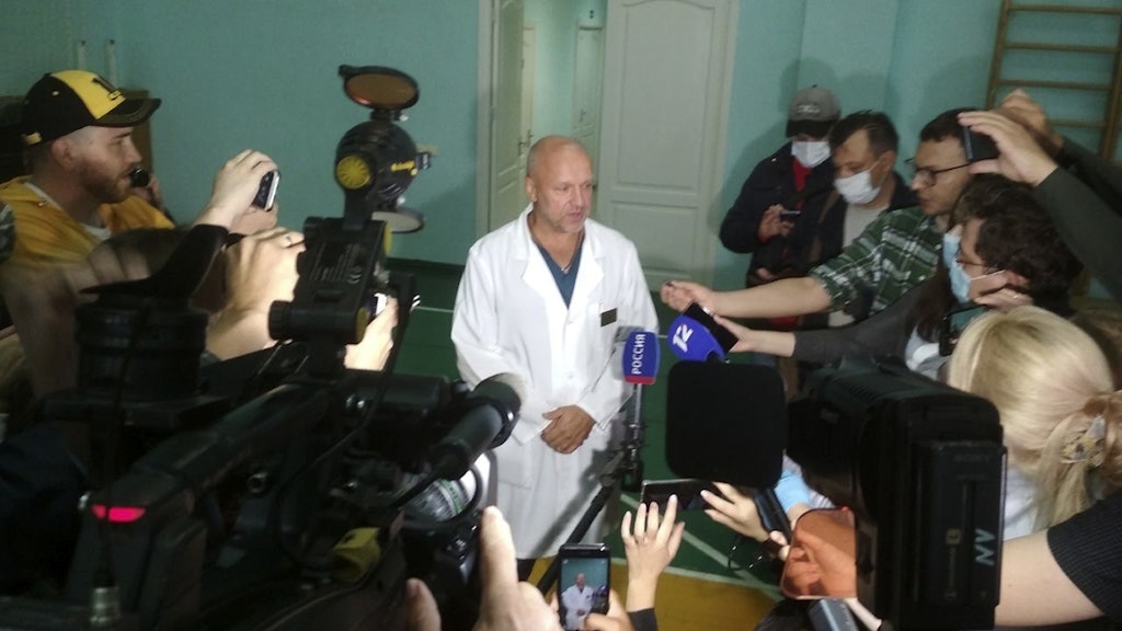 Anatoliy Kalinichenko (M), stellvertretender Chefarzt des Omsker Krankenhauses, in dem Nawalny einliegt, spricht bei einer Pressekonferenz.