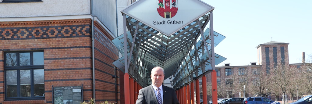 Fred Mahro vor dem Rathaus von Guben an der Neiße.