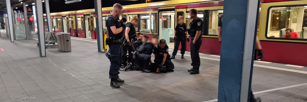 Mehrere Polizisten versuchen den 16-Jährigen zu bändigen. Er leistete erheblichen Widerstand und drohte den Beamten, sie umzubringen. 