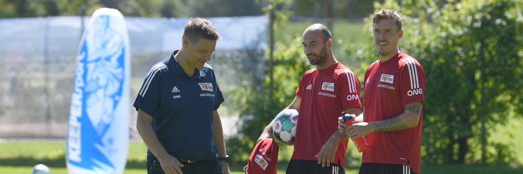 Manager Oliver Ruhnert scherzt mit Max Kruse und Akaki Gogia.