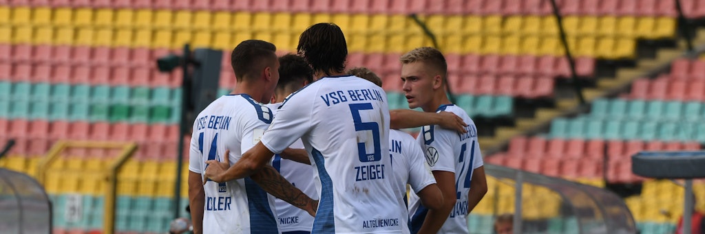 Jubeltraube der VSG Altglienicke im Berliner Pokalendspiel. Und das gleich sechs Mal. 6:0 fertigte das Team von Trainer Heine Viktoria 89 ab.