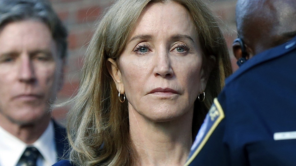 Auch Schauspielerin Felicity Huffman wurde im Zuge des Bestechungsskandals verurteilt.