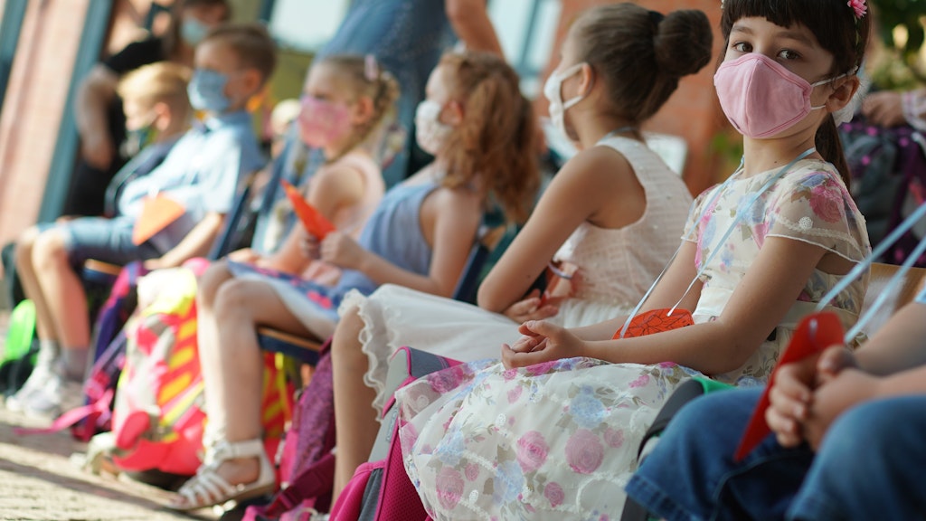 Erstklässler nehmen an einer Einschulungsfeier in der Grundschule im Panketal in Berlin-Karow teil - alle Kinder tragen Mundschutz. Schulen spielen laut der RKI-Studie bei Corona-Ausbrüchen kaum eine Rolle.