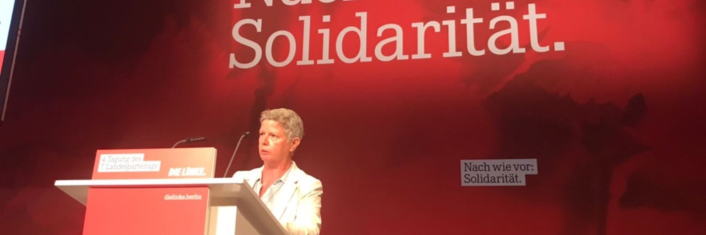 Katina Schubert, Landesvorsitzende der Berliner Linke, bei ihrer Rede im Hotel Estrel.