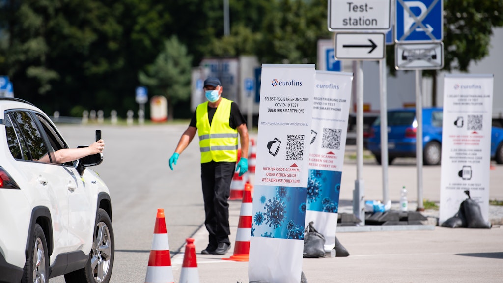 Ein Corona-Testzentrum an einer Autobahn – für Reisende aus Risikogebieten ist ein Test Pflicht. 