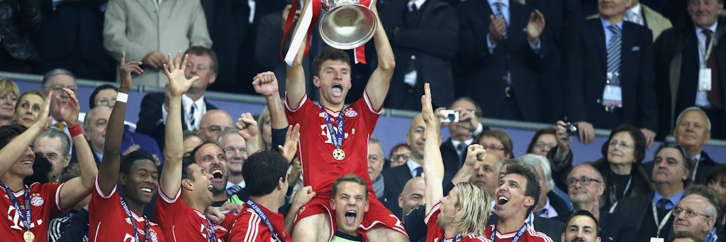 Thomas Müller und Manuel Neuer feiern mit dem Henkelpott. Das war 2013. Sonntag wollen sie das Ding wieder in die Luft heben.
