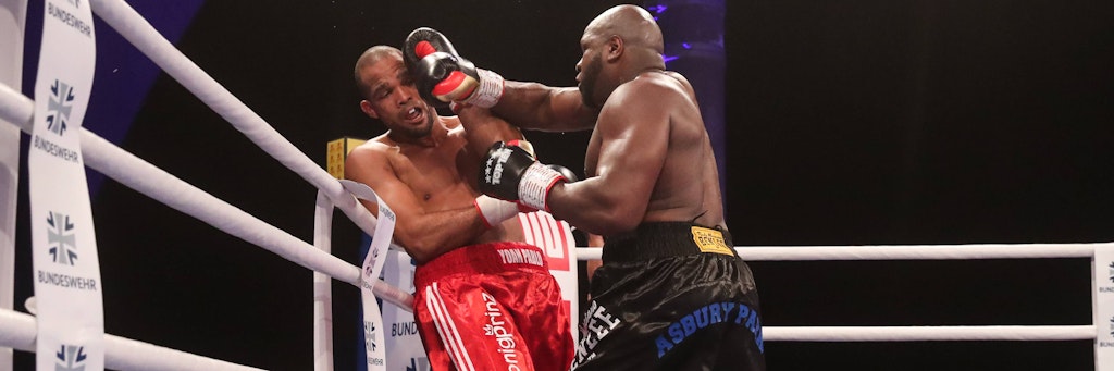 Keine Chance für Yoan Pablo Hernández im Schwergewichts-Duell gegen Kevin Johnson (r.).