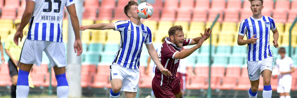 Nicht nur Benjamin Förster (M.) kam beim BFC Dynamo ins Stolpern. Das zweite Spiel in der Regionalliga verlor der BFC mit 1:2 gegen Herthas Nachwuchs.