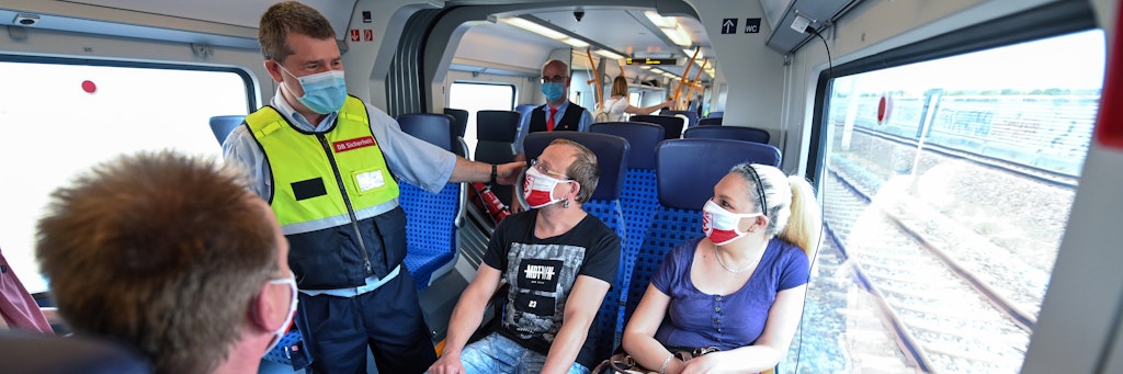 In einem Regionalzug wird das Tragen von Mund-Nasen-Bedeckungen bei den Fahrgästen kontrolliert. Das ist Pflicht, soweit kein Attest vorliegt.